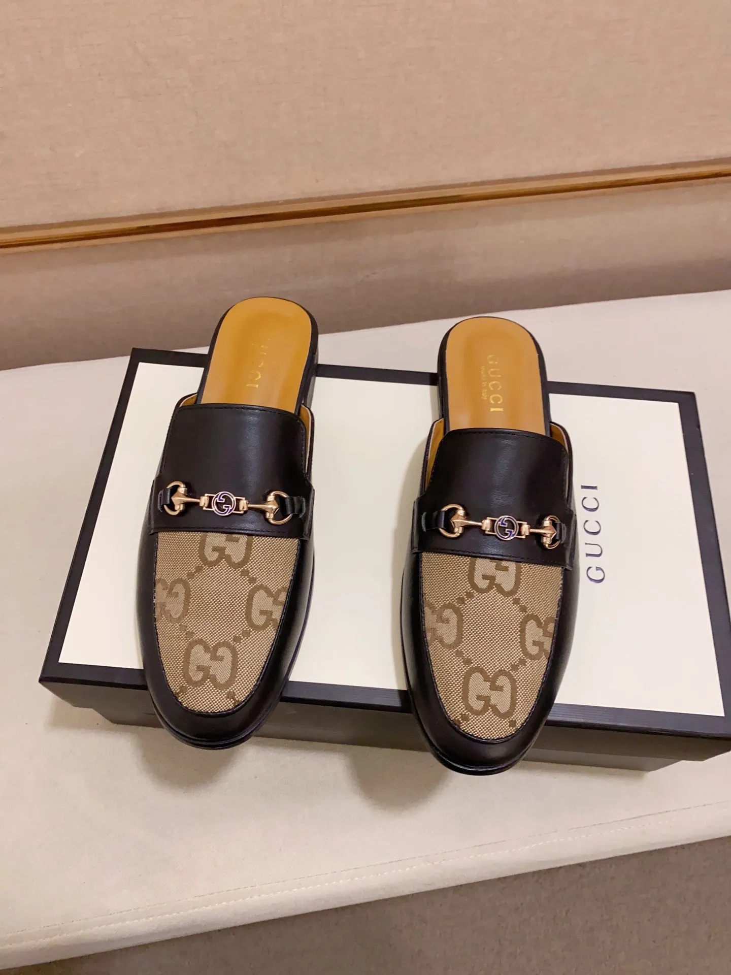 Men's shoes 💰: 380💰 (Gucci). The latest trendy shoes, casual Baotou mops, popular in physical stores, sizes 38-44. New and comfortable, imported custom-made original cowhide, with unique sequin element design. With sheepskin lining, original bottom, high-end packaging and high quality💪Details determine the quality, you can enter and leave the counter at will, welcome to compare!